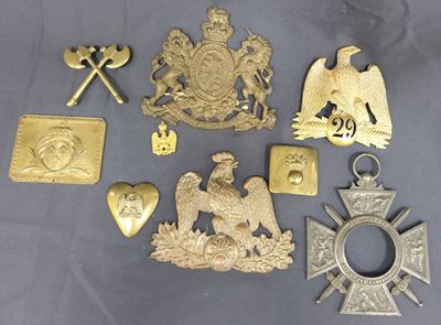 Certaines de ces médailles sont exposées sur la table.