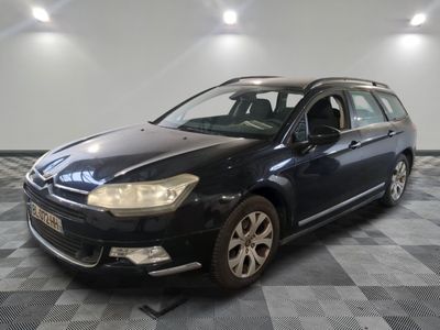 la photo d'une voiture noire sur un sol en damier