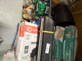 un tas de cartons et d'autres objets par terre
