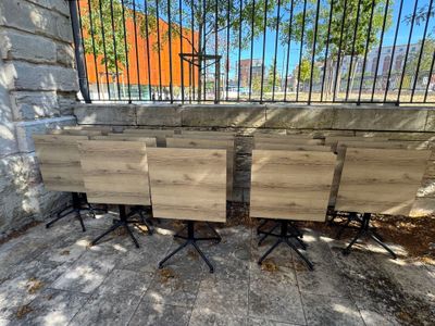 quatre chaises posées devant une clôture sur un trottoir