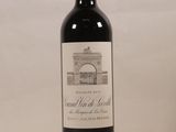 une bouteille de vin à côté d'une bouteille de vin