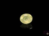 gros plan d'un diamant jaune sur une surface noire