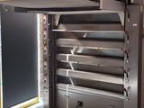 une photo d'un four à pizza professionnel dans une cuisine professionnelle