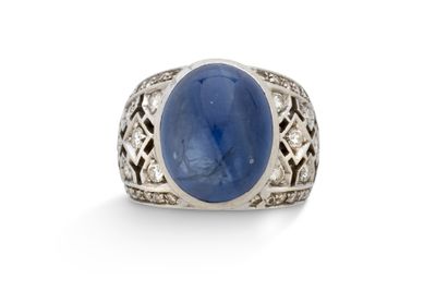 une bague en jade bleu et diamants