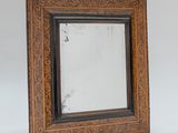 un vieux cadre en bois avec un miroir sur fond blanc
