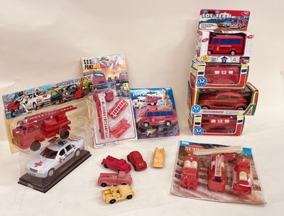 un grand nombre de jouets posés sur une table