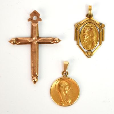deux croix en or et une médaille en or sur fond blanc