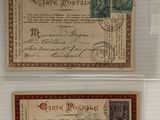 Deux timbres, l'un ancien et l'autre récent, sont exposés dans une vitrine.