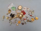 une pile de bijoux assortis sur une table