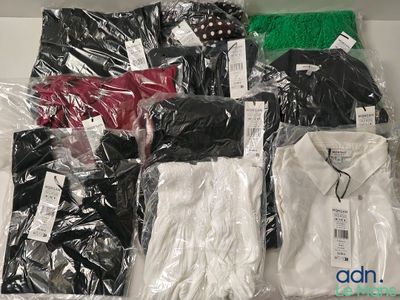 beaucoup de vêtements empilés sur une table