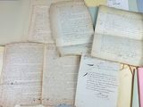 plusieurs vieux papiers sont empilés sur une table