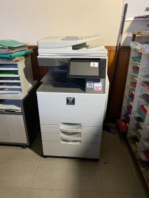 une photo d'une imprimante multifonction dans une pièce