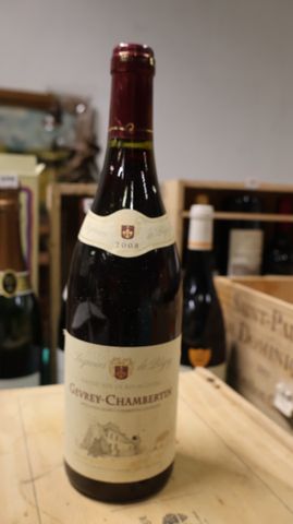 Une bouteille de Gevrey Chambertin de 2008, bordeaux rouge