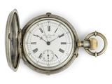 une montre de poche en argent avec des chiffres romains