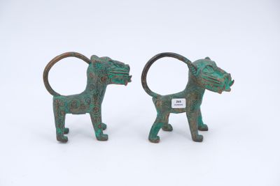 paire de figurines en bronze représentant un chien et un lion