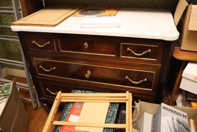 Commode en acajou et placage d'acajou ouvrant par trois rang… - Photo 1