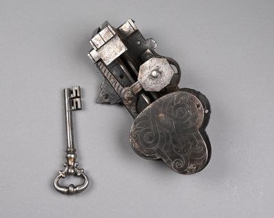 un petit objet métallique auquel est attachée une clé