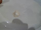 un bol blanc contenant une substance brune