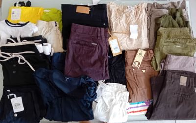 une boîte de vêtements posée sur une table