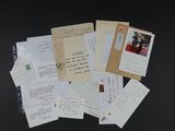une pile de lettres et d'enveloppes posée sur une table