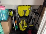 une petite pièce avec beaucoup de cartons et d'outils par terre