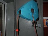 un tuyau bleu fixé au mur d'une salle de bains