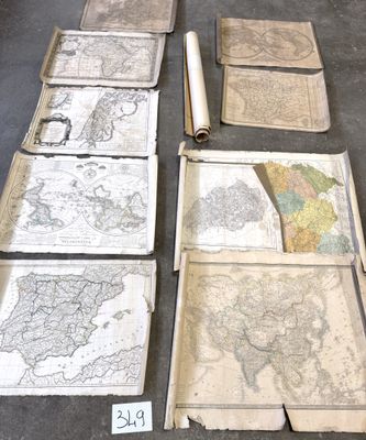 de nombreuses cartes du monde posées sur la table
