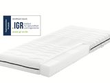 un matelas blanc orné d'un logo, sur fond blanc