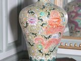 un vase posé sur une table, avec un miroir en arrière-plan