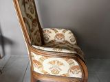 une chaise qui se trouve dans le coin d'une pièce