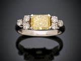 une bague sertie d'un diamant jaune et de diamants