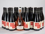 six bouteilles de vin sont alignées sur une table