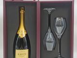 une bouteille de champagne et deux verres à vin dans un coffret