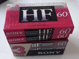 trois DVD empilés les uns sur les autres sur une table