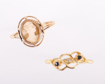 deux bagues en or et une bague sur laquelle est gravé le visage d'une femme