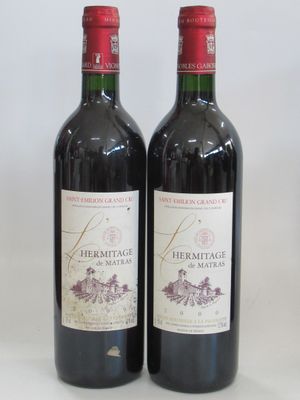 deux bouteilles de vin posées l'une à côté de l'autre sur une table