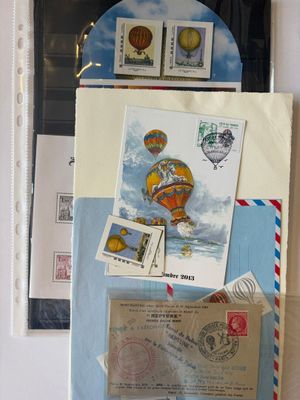 une photo montrant une collection de timbres et d'enveloppes posés sur une table