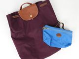 un sac fourre-tout violet et bleu à côté d'un sac à main bleu