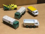quatre camions miniatures posés sur une table