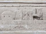une plaque en pierre sur laquelle figure l'image d'un bâtiment