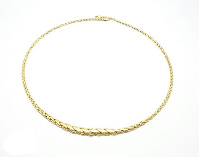 un collier en or sur fond blanc