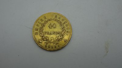 gros plan d'une pièce d'or sur une surface blanche