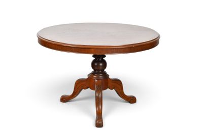 image d'une table en bois avec un plateau en marbre sur fond blanc