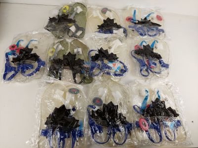 beaucoup de jouets en plastique posés sur une table