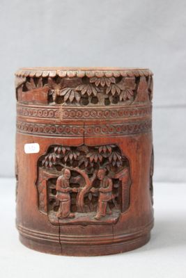 une vieille boîte en bois sculptée posée sur une table