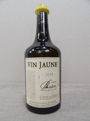une bouteille de vin posée sur une table