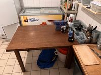TABLE en bois naturel à piétement à section carré avec deux …