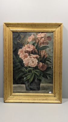 une peinture de fleurs roses dans un vase sur une table