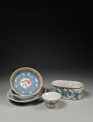 un ensemble de trois assiettes et tasses en porcelaine chinoise