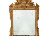 un miroir accroché au mur